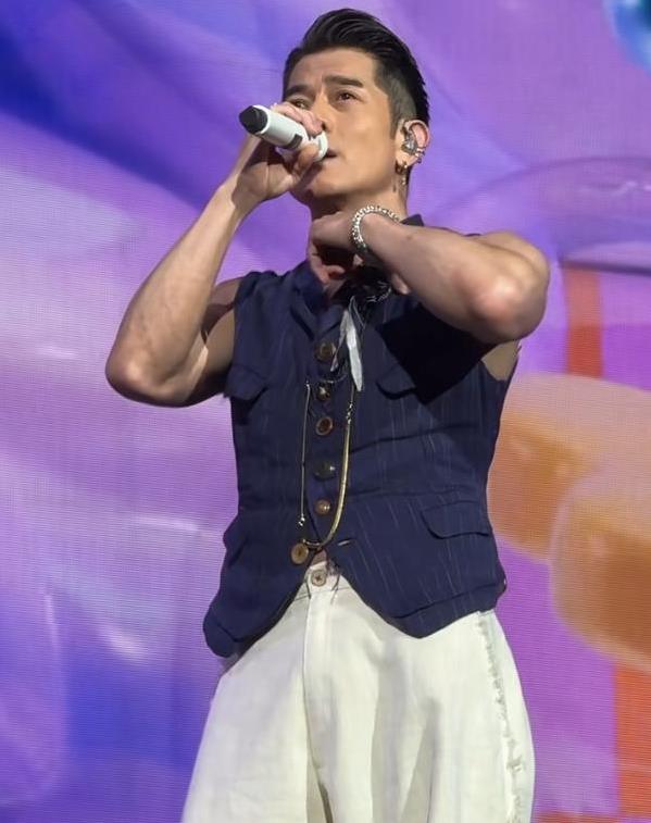 三星证券 郭富城59岁唱跳不停，方媛孕中期惊艳全场，豪门生活真这么好？