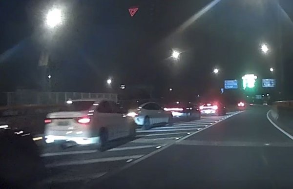 拉伯配资 S2沪芦高速多车“扎堆”停靠 还有人下车拍烟花……